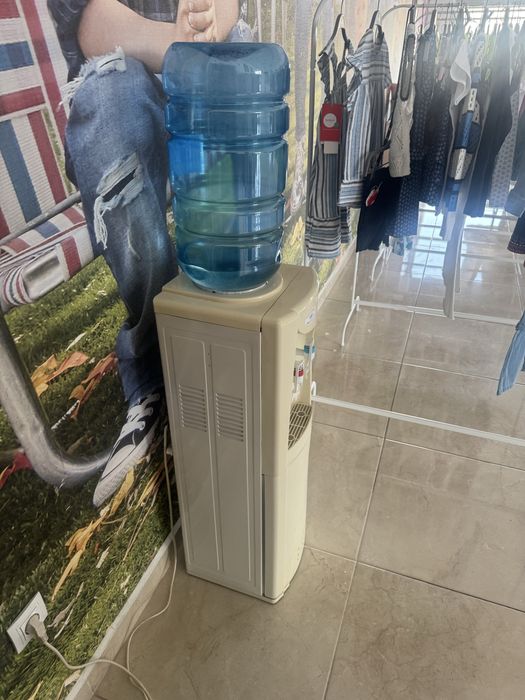 Диспенсер за вода компресорен