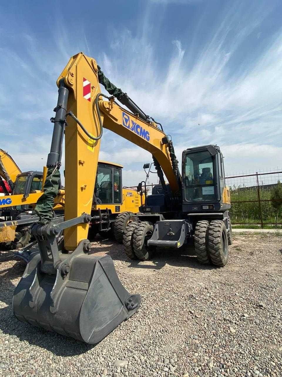 Колесный экскаватор xcmg xe150wb. XCMG xe150wb. Экскаватор-погрузчик XCMG xe150. Экскаватор XCMG xe370c. Гусеничный экскаватор XCMG.