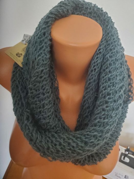 Ръчно плетен класически дамски шал, дължина 160 см.