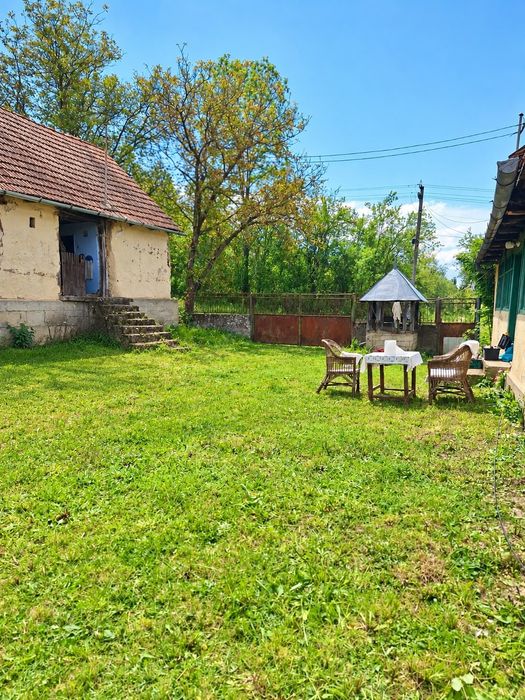 Vând casa la țară în sat Feniş  comuna Gurahonț    2600 mp