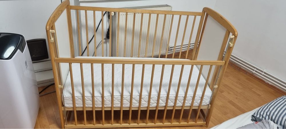 Pătuț Timmi din lemn masiv de pin și mdf cu saltea de cocos 120x60