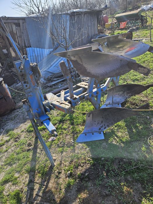 De vânzare plugu si cositoare kuhn 165