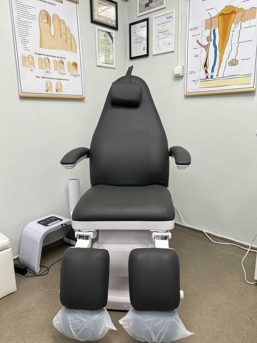 Стол за педикюр Cubo (3 мотора) 190 х 57/82 х 62/121 см - бял/ сив