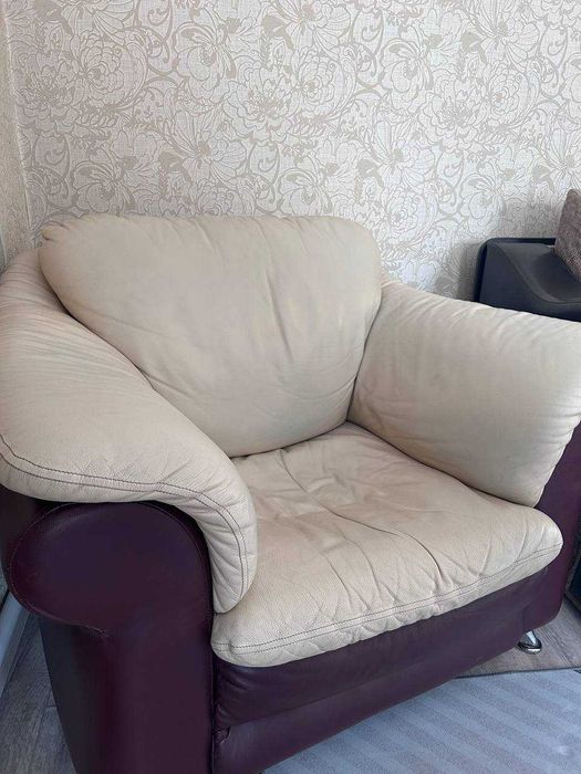 Кресло кожаное бежевое