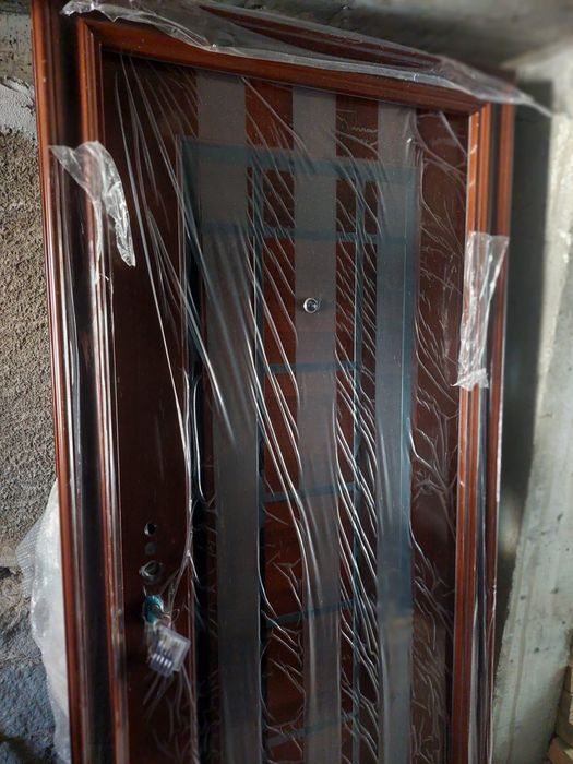 Чисто нови  входни метални врати 190-75