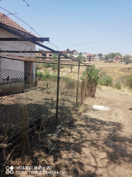 Продава изгодно парцел с гредоредна къща.