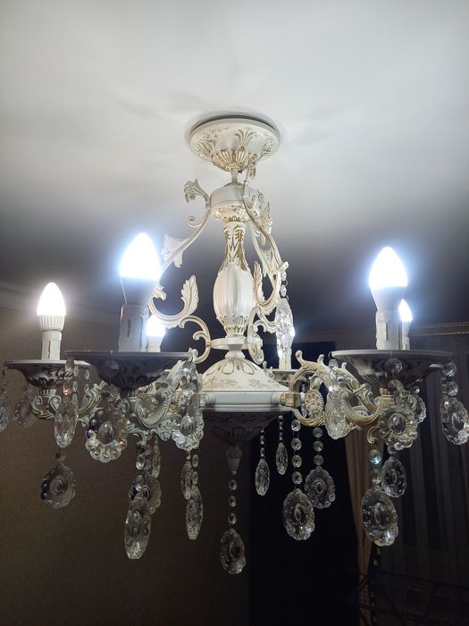 Продам люстру в идеальном состоянии.