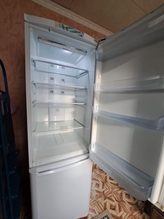 Холодильник б/у Indesit no frost