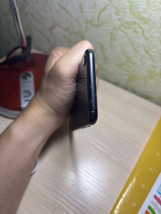 Продаю Iphone SE 2020