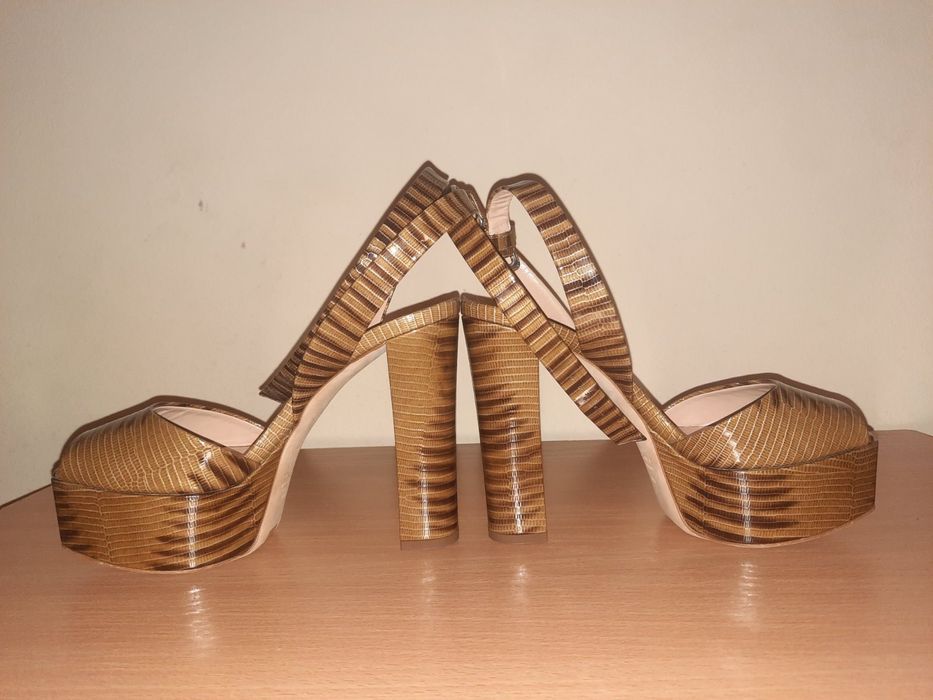 Продавам сандали Giuseppe Zanotti с платформа,на висок ток,номер