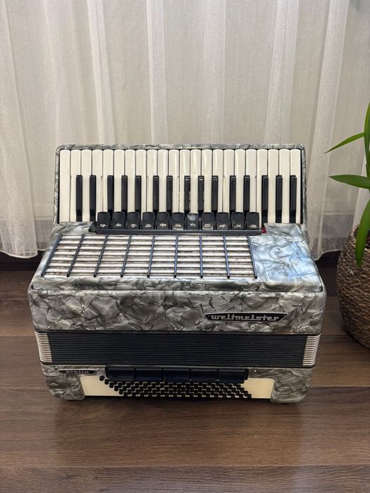 Acordeon Weltmeister Stella cu 96 de basi ton de orga