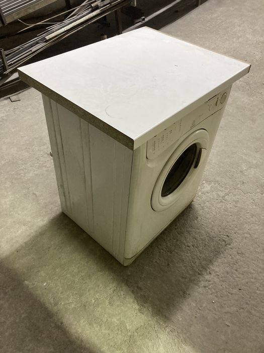 Стиралтная машина indesit