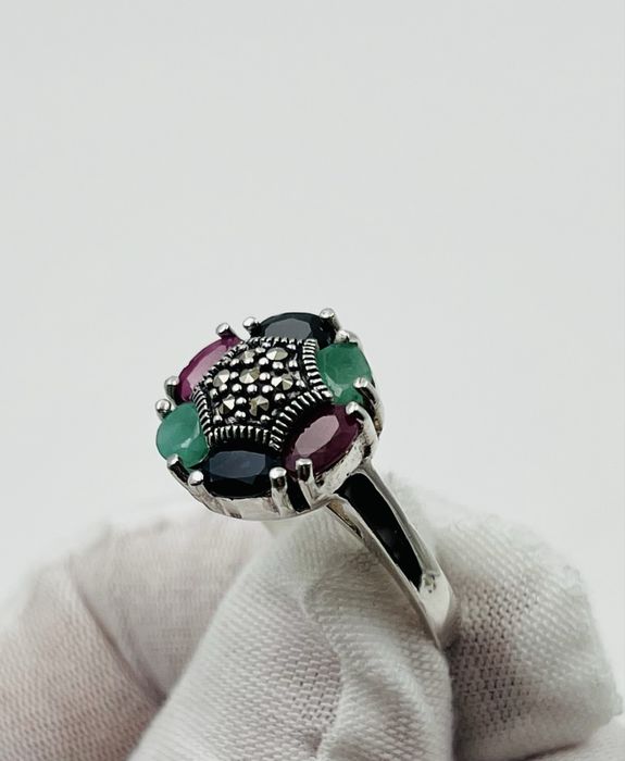 Сребърен пръстен с полускъпоценни камъни