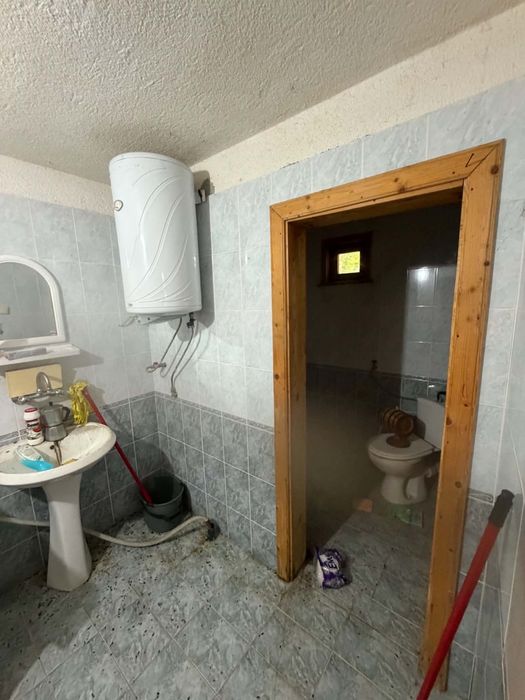 Двуетажна къща с голям двор в с. Бяла Река