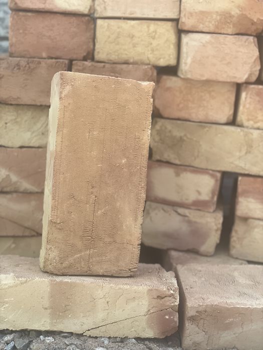 Қызыл күйдірілген кірпіш.