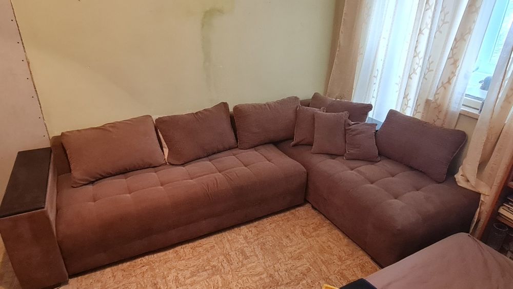 Голям диван със шест възглавници