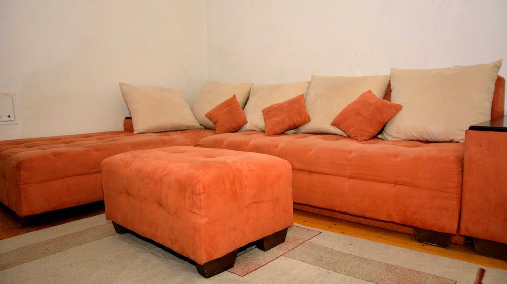 Диван ъглов голям с табуретка