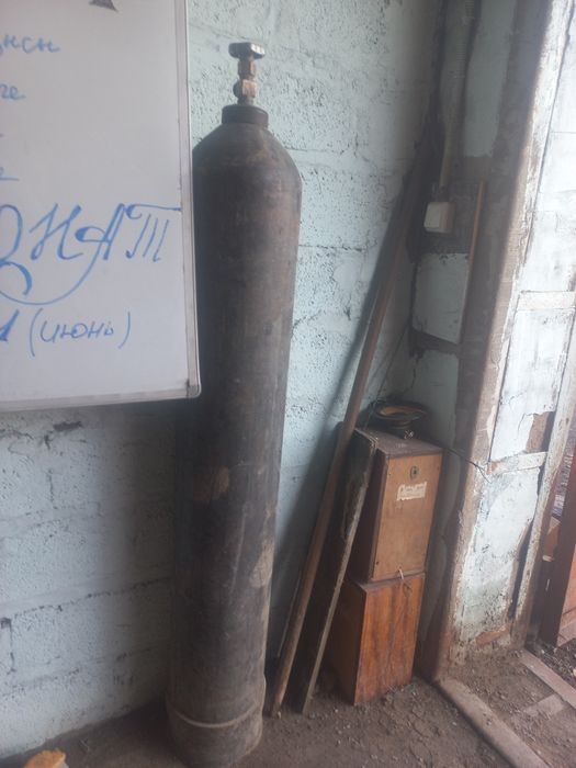 Стол и диван для кафе бар