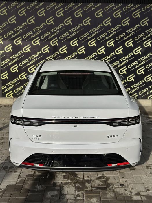 Новая машина в автосалоне