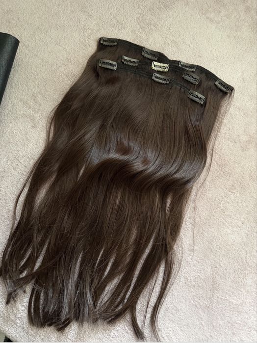 Екстеншъни от diverso hair в кафяв цвят.