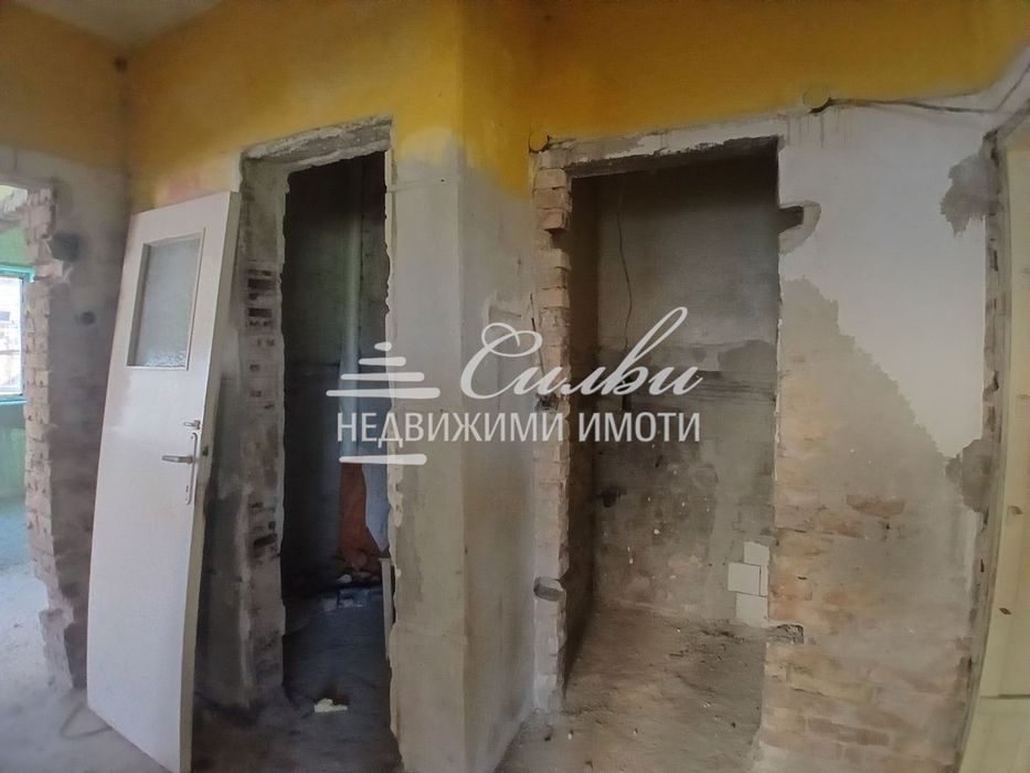 Етаж от ТУХЛЕНА къща на плоча с ГАРАЖ – кв. Добруджански.