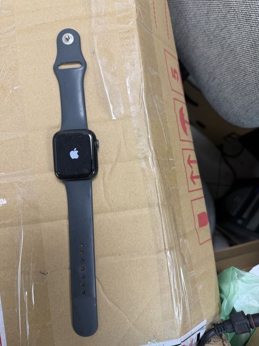 Продавам apple watch SE 44mm