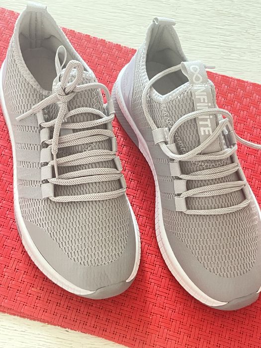 Кроссовки женские