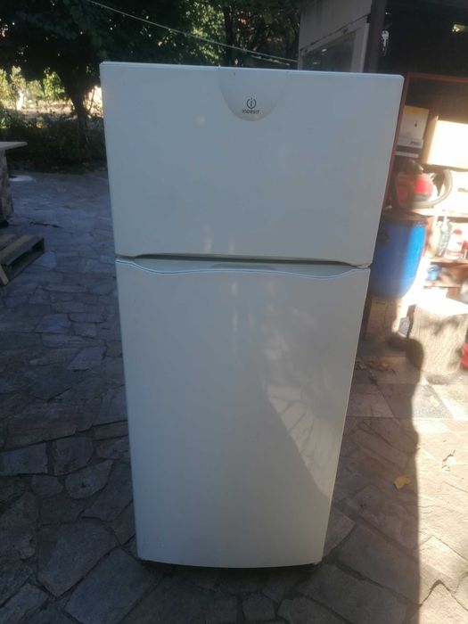 Продавам Хладилник Indesit
