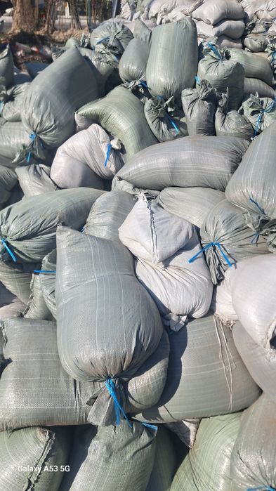 Gumas sotiladi kilosi 1000 kg  shahar buylab dostafka bor  hizmati mav