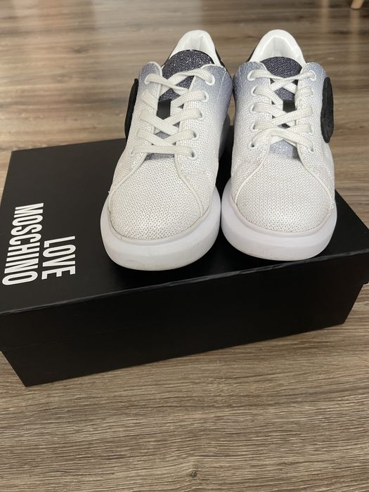 36 н-р Бели кецове Love Moschino