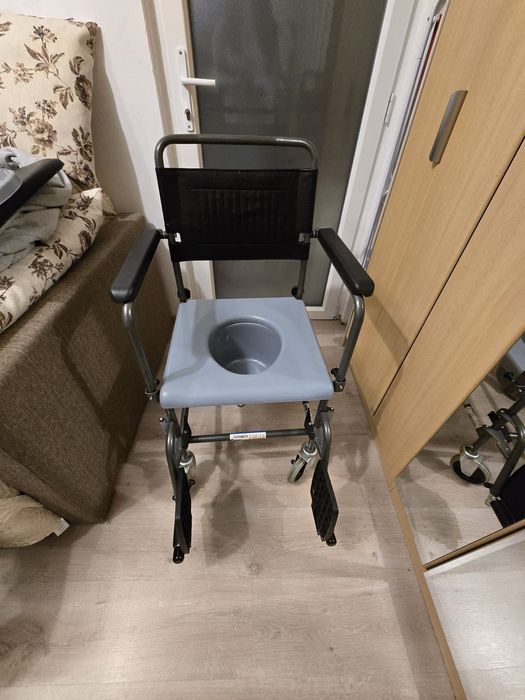 Scaun cu rotile si wc