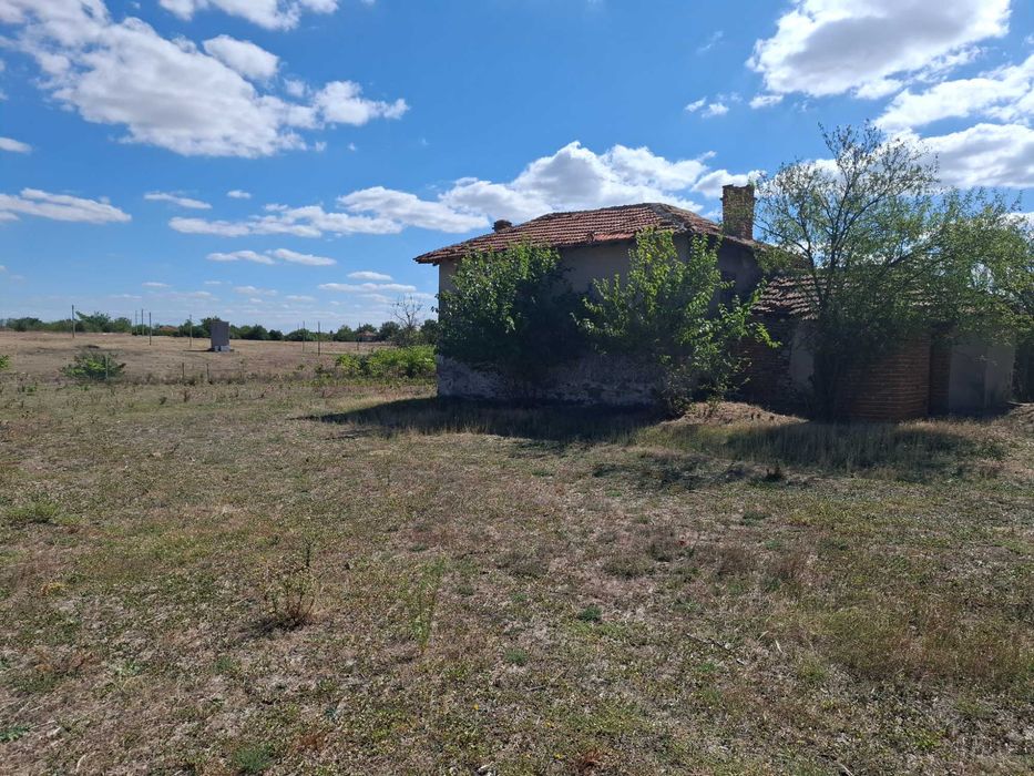 Къща в с. Гълъбинци ,Област Ямбол,двор 3000m2,ФЕЦ до 300kwp