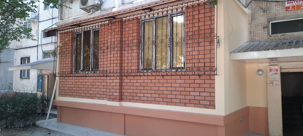 Кладка кирпича и ремонт балконов установка новые решотки козерки рамы