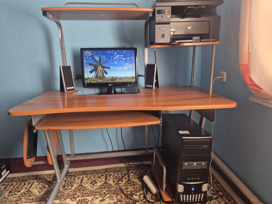 компьютер и стол вместе