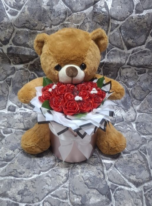 Атласные розы с игрушкой