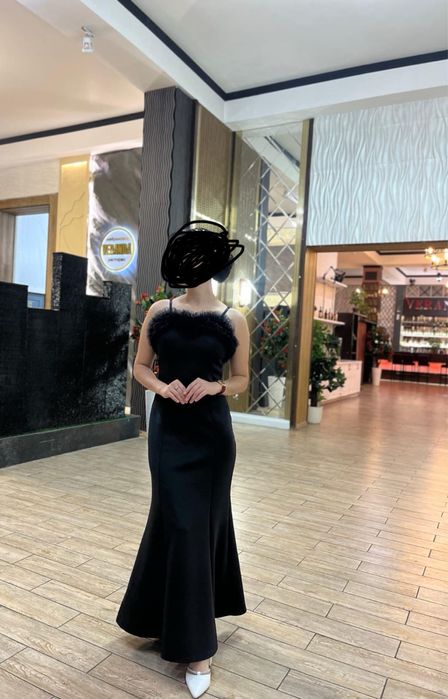 черная платья с перьями