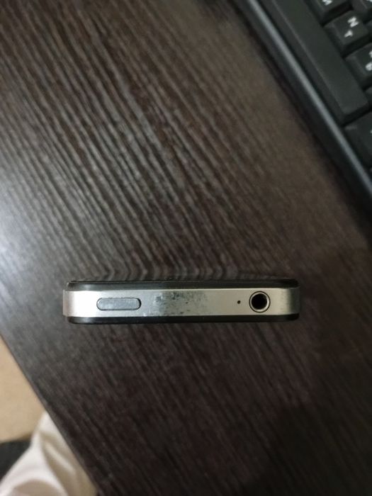 iPhone 4S (8 ГБ) Xiaomi Redmi 5 plus va 45 wtli taypsi zaryadnik b.n