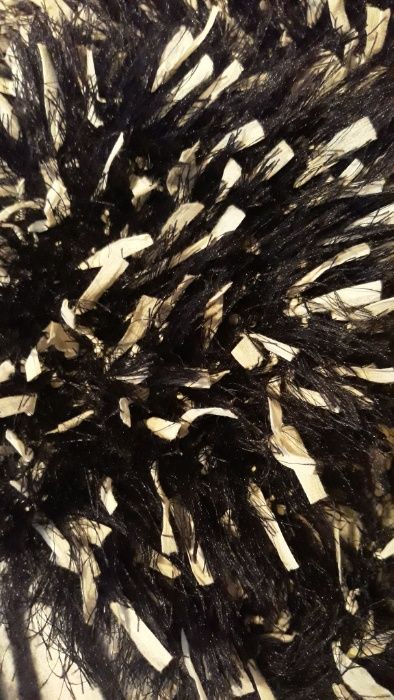 Пухест черно/бял шал