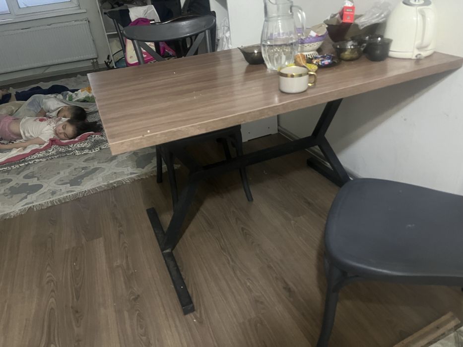 Стул, стол и круглый стол