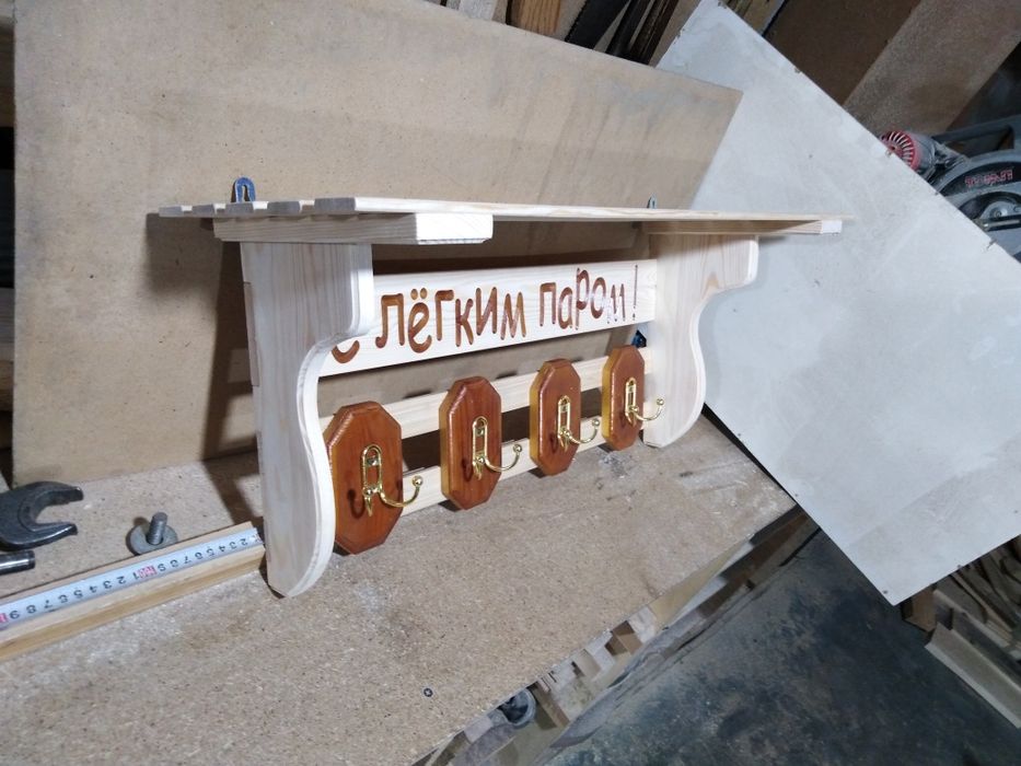 полка - вешалка из дерева