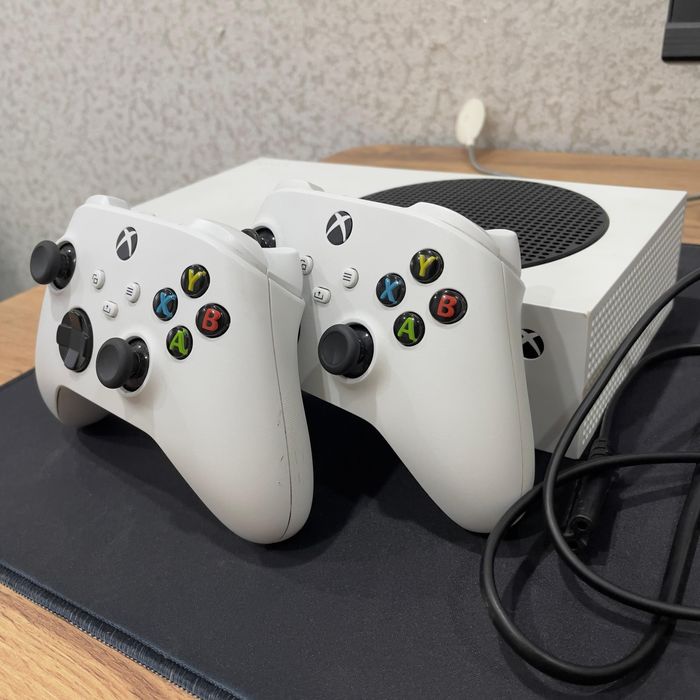 Xbox Series S + 2 геймпада + игры
