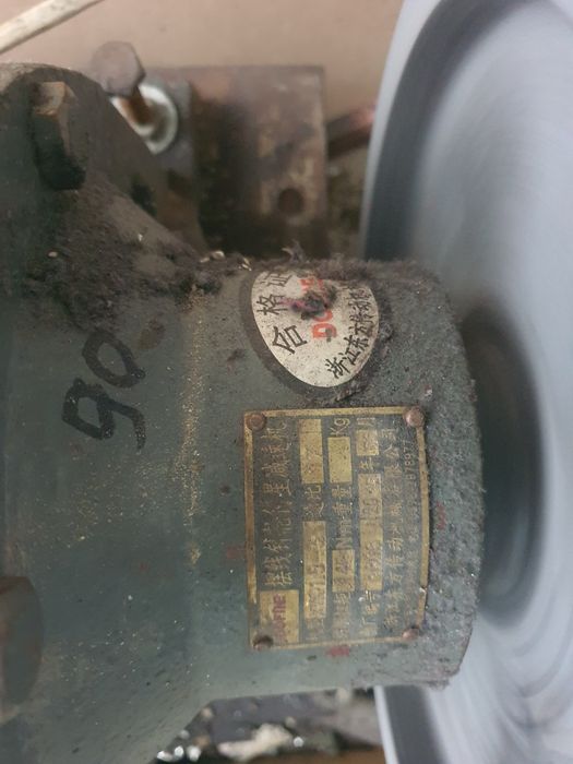 Mator reduktor sotiladi 90 abarot 1,5 kw mator