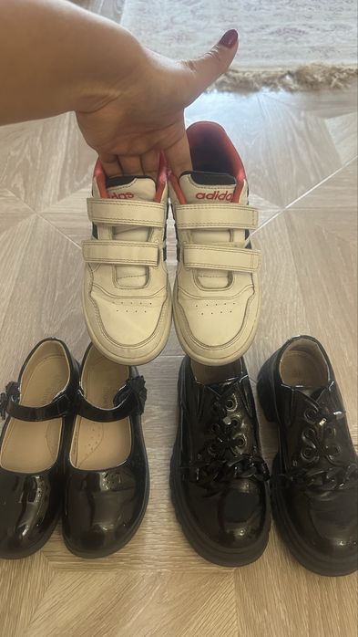 Продам  детскую школьную обувь на 7-8 лет девочку