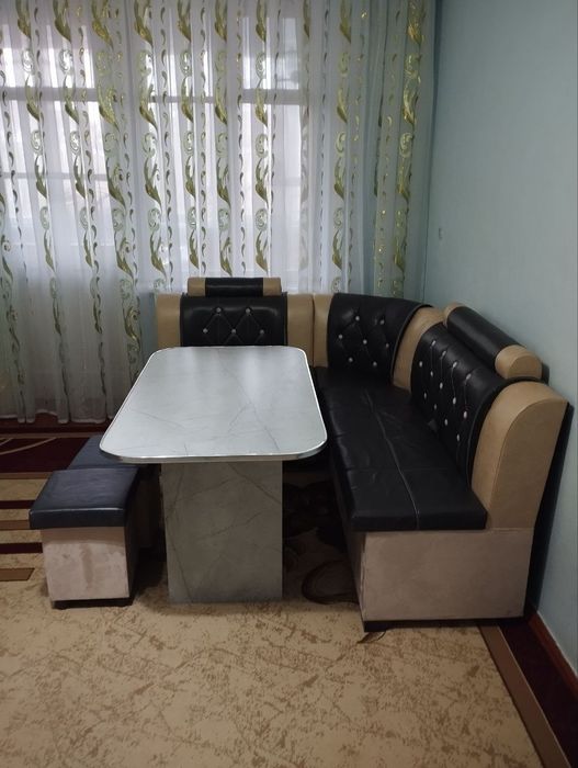 Угалок 150-180 стол 120.70 пуфик 2та
