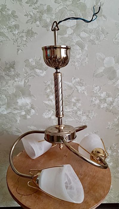 Продам люстру трехрожковую