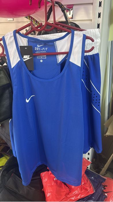 Бокс инвентари шлемы, капы, перчатки, форма