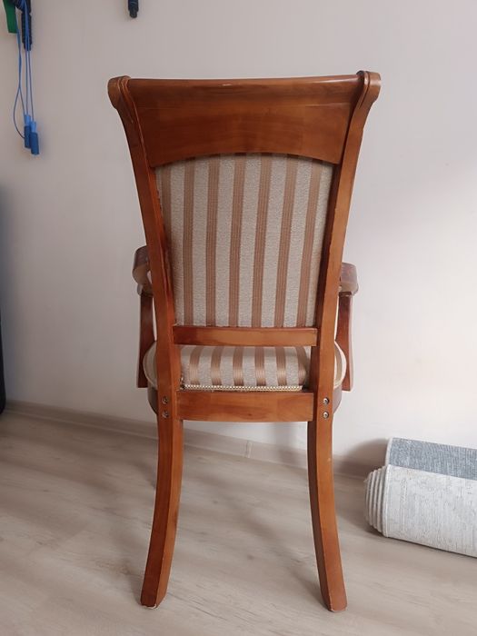 Стул с подлокотниками