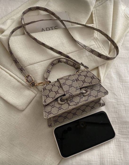 Малка дамска чанта – елегантен модел