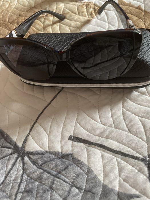 Ochelari noi Dior cu toc ai laveta sters