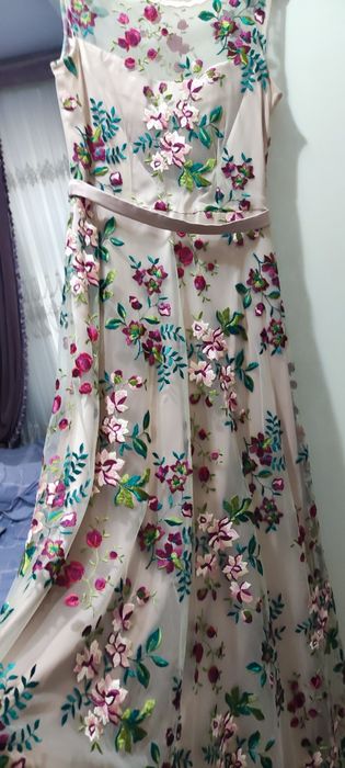 Вечернее платье с вышивкой